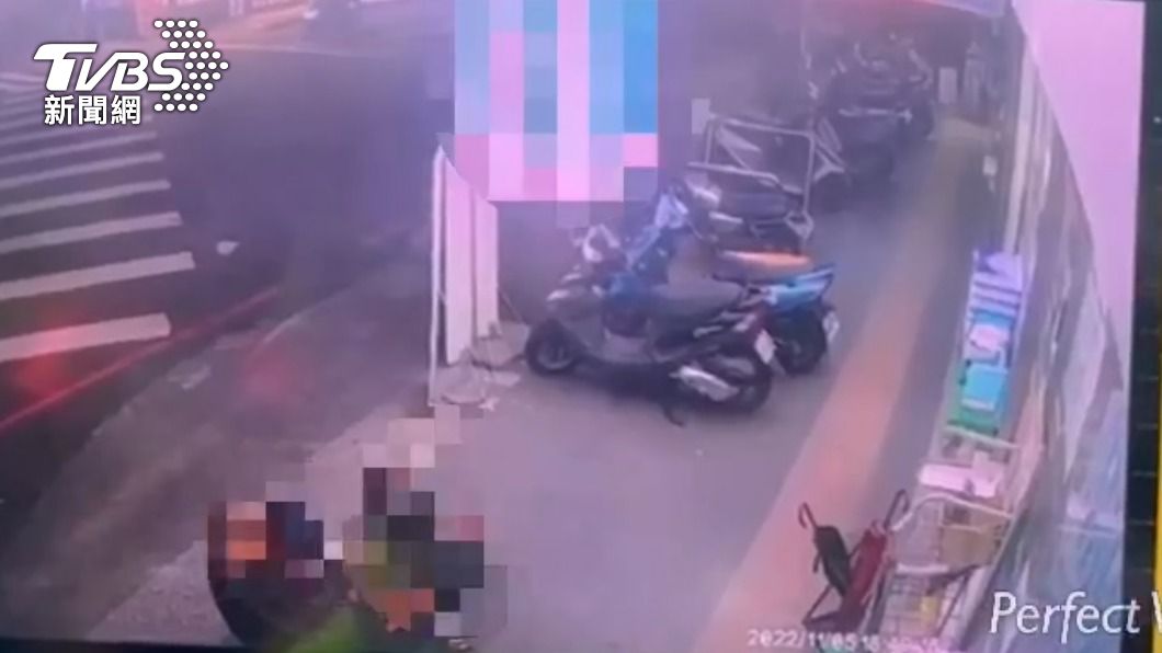 2人坐在路邊。（圖／TVBS）