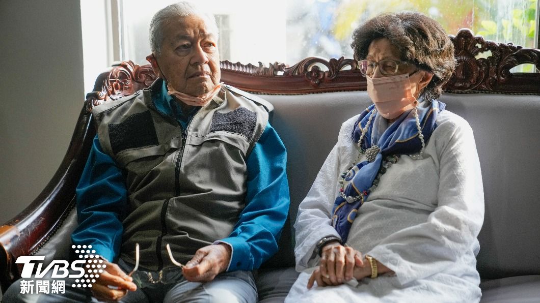 馬來西亞前首相馬哈迪(左)與妻子哈斯瑪(右)。(圖/達志影像美聯社)