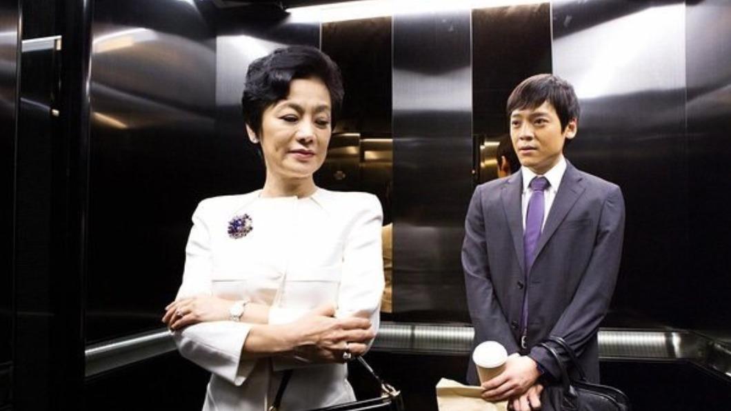張艾嘉(左)自編自演《華麗上班族》。(圖/翻攝自陸支羽微博)