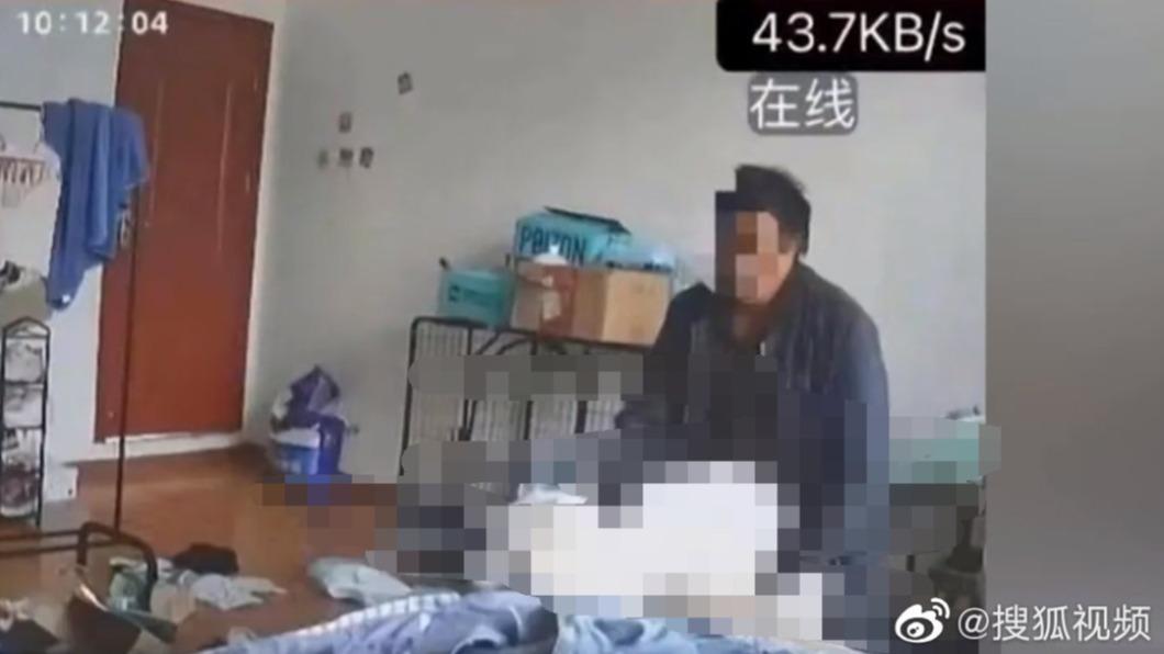 男子抓住女房客的寵物狗逞獸慾。(圖/翻攝自微博 @搜狐视频)