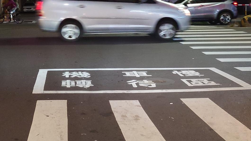 不影響閱讀?機車待轉格寫6大字 騎士湊不出正解:看攏嘸