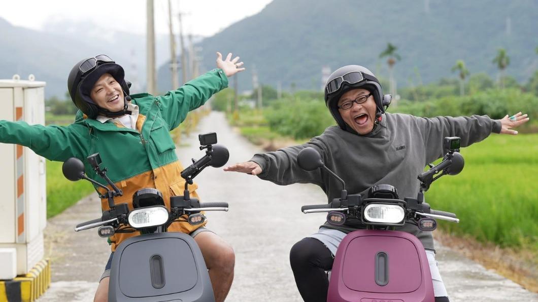 威廉和許效舜騎車出外景。(圖/映畫製作提供)