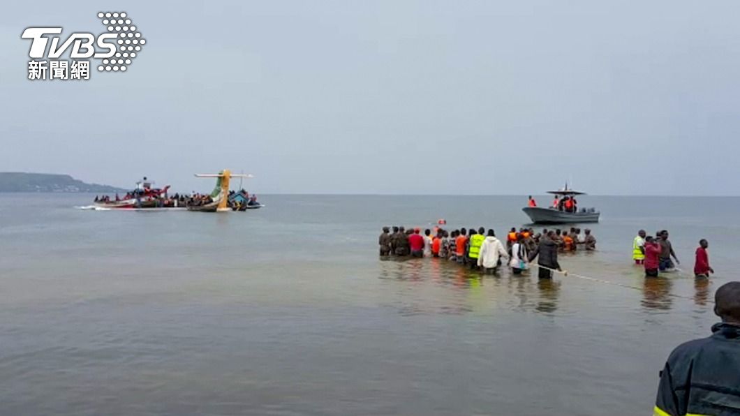 坦尚尼亞載43人客機墜湖 已知26人獲救