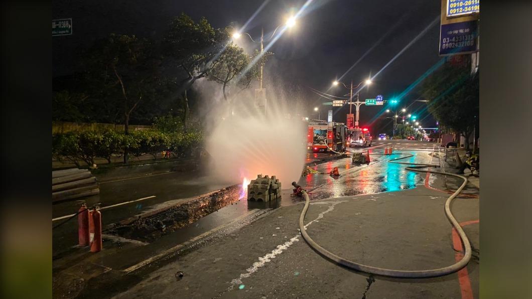 消防水柱現場降溫(圖/警方提供)