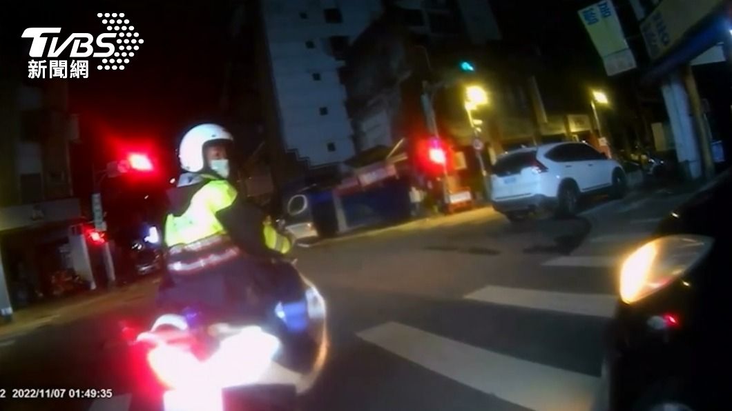 酒駕又撞警！醉漢「飛車逃逸3公里」　警連開12槍攔阻
