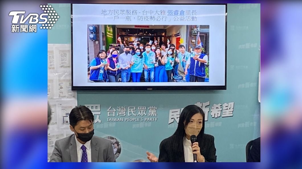 高虹安秀出李忠庭擔任助理期間一起參與行程的照片。(圖/林至柔攝影)