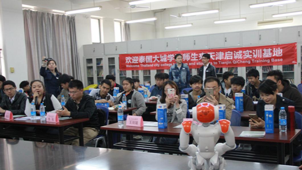大陸的職業技術學校會在地主國找尋合作夥伴,由陸方提供設備、教師和翻譯,教導一帶一路計畫所需的技術。(圖/翻攝自《China Daily》)
