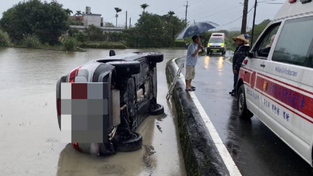 跟著導航走!駛進田間小路 不慎翻入田中