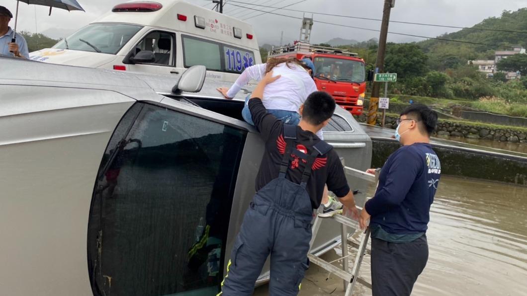 消防人員架梯協助兩人脫困　（圖／民眾提供）