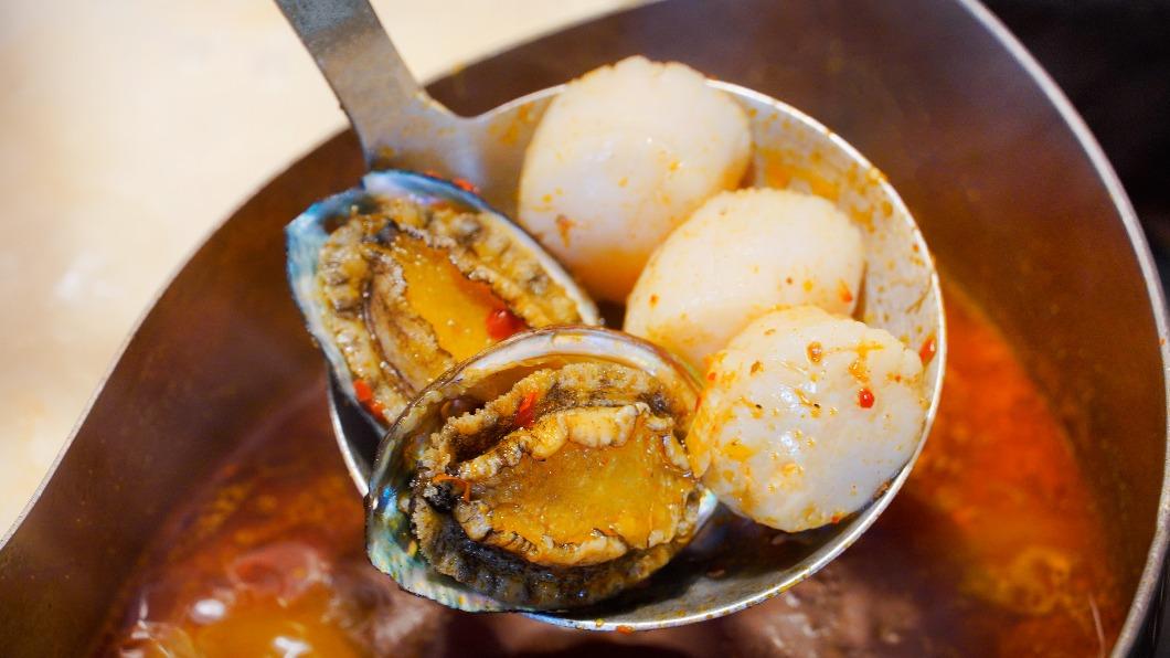 新馬辣Plus+一次享有生食級干貝、九孔鮑魚。(圖/業者提供)