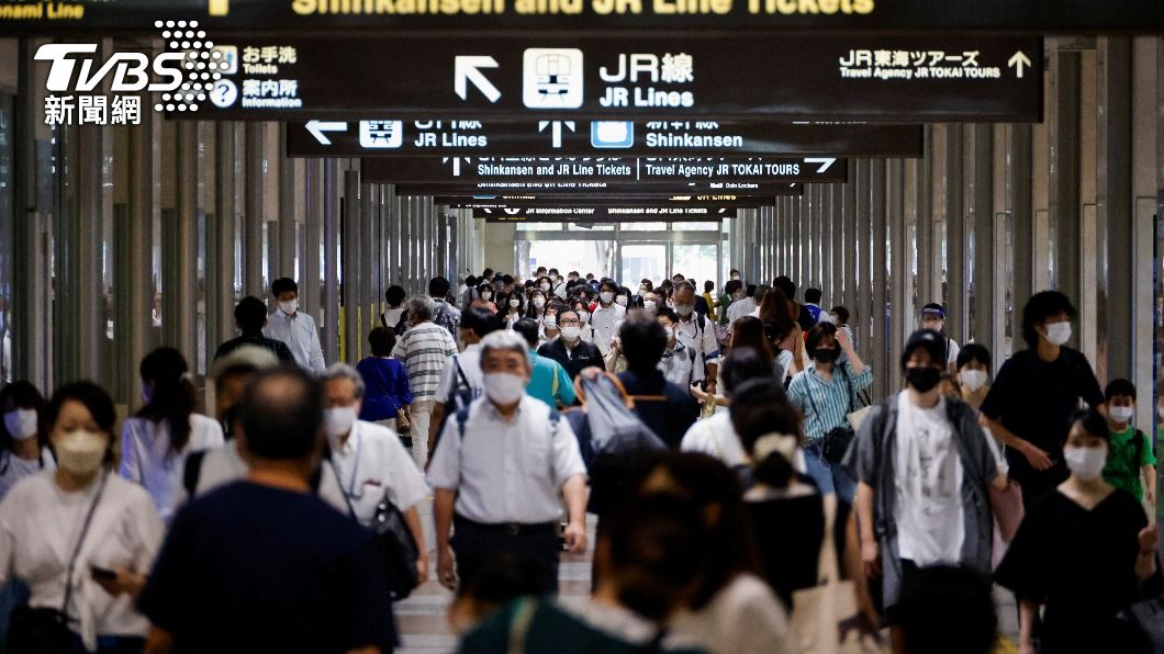 學者擔心日本冬季將同時爆發新冠疫情與流感。(圖/達志影像路透社)
