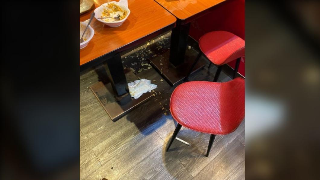 不僅滿地食物殘渣，甚至還有一塊沾屎尿布。（圖／翻攝自Dcard）