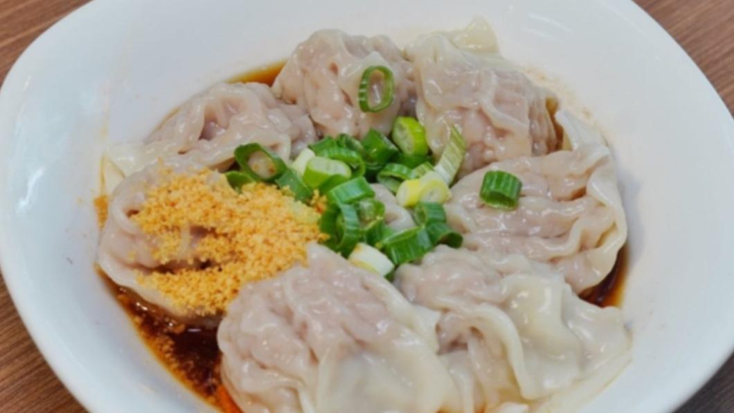 「鮮肉抄手」加了辣油提味更好吃。(圖/痴吃的玩提供)