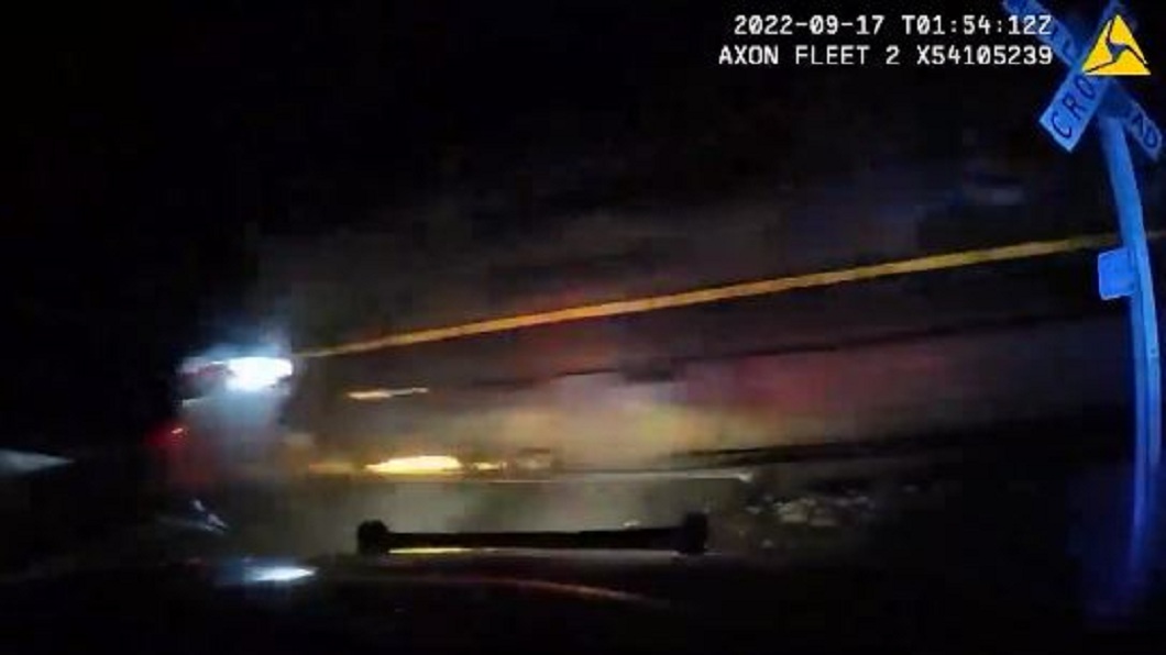 女子被銬押在警車內結果車子停在鐵軌上下秒遭火車攔腰撞上。(圖/翻攝自推特Rafael Shimunov is on Mastodon @rafaelshimunov)