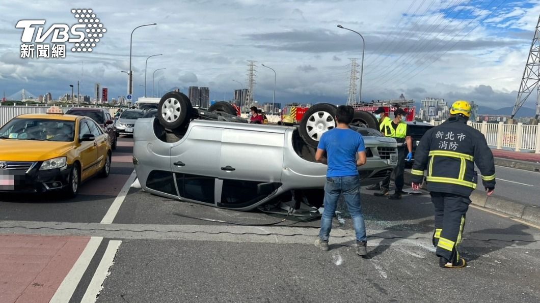 行駛中突爆胎!華中橋上廂型車失控 衝對向翻覆四輪朝天