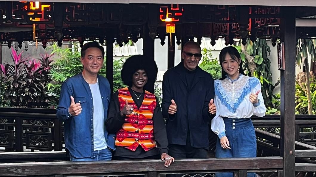 張翰、非裔法籍演員妮娜美羅、國際導演席沙克及吳可熙移師桃園中壢友竹居茶藝館拍攝。(圖/文策院提供)