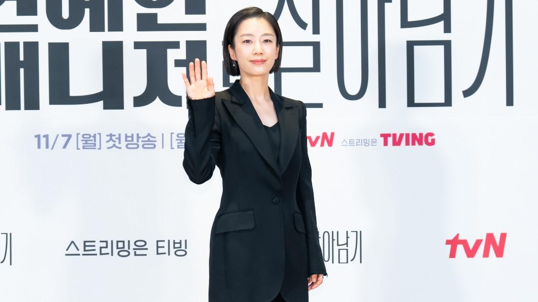 郭善英飾演資深經紀人「千齊認」。（圖／NETFLIX提供）