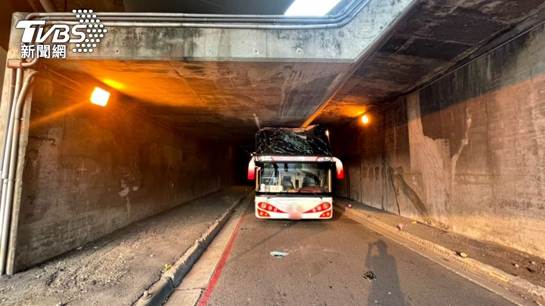 快訊/沒注意限高…鳳山遊覽車卡死涵洞 警到場找嘸司機