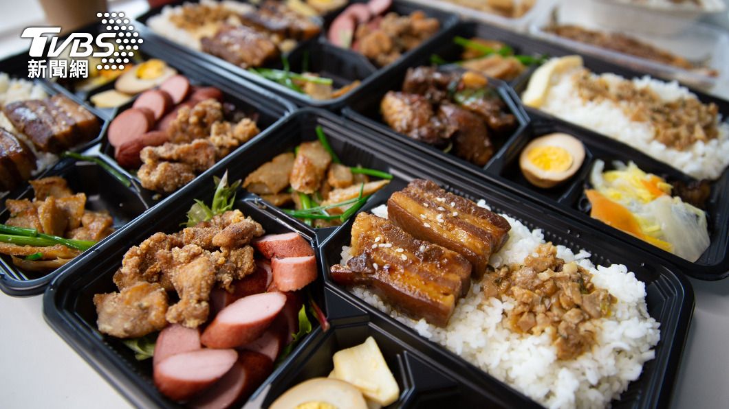 有網友解釋不少移工因為不吃豬肉，都會選擇無主餐的便當。（示意圖，與當事無關／shutterstock達志影像）