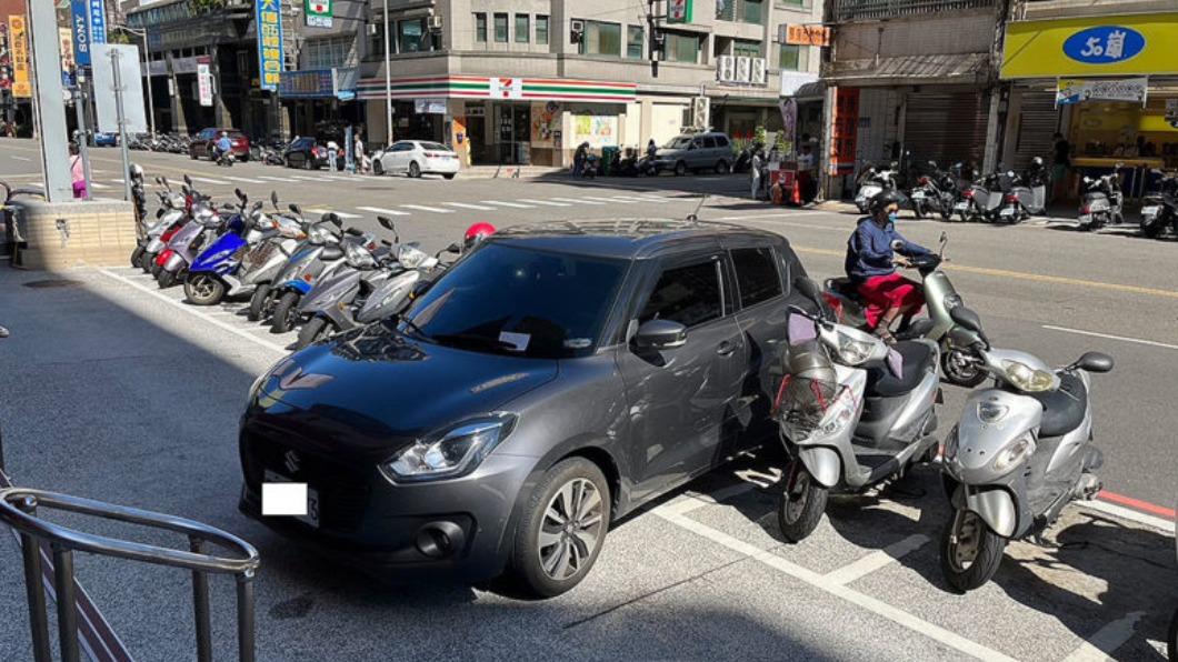 違規停車停出新花樣，一半人行道一半機車格。（圖／擷取自PTT）