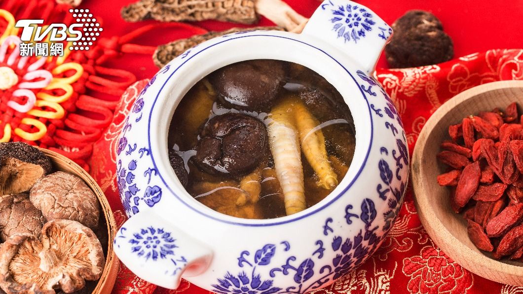 許多人常煮藥膳來補冬。（示意圖／shutterstock達志影像）