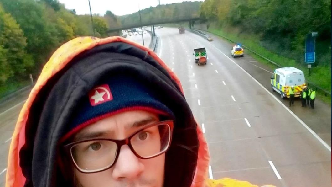 環保人士又出招！爬上倫敦高速公路門架抗議　釀封路堵車