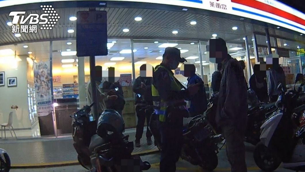 員警一一盤查。(圖/TVBS)