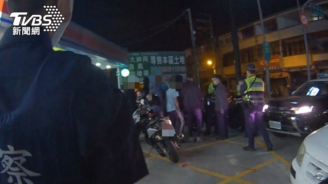 員警發現16輛噪音車交由相關單位進行檢核。(圖/TVBS)