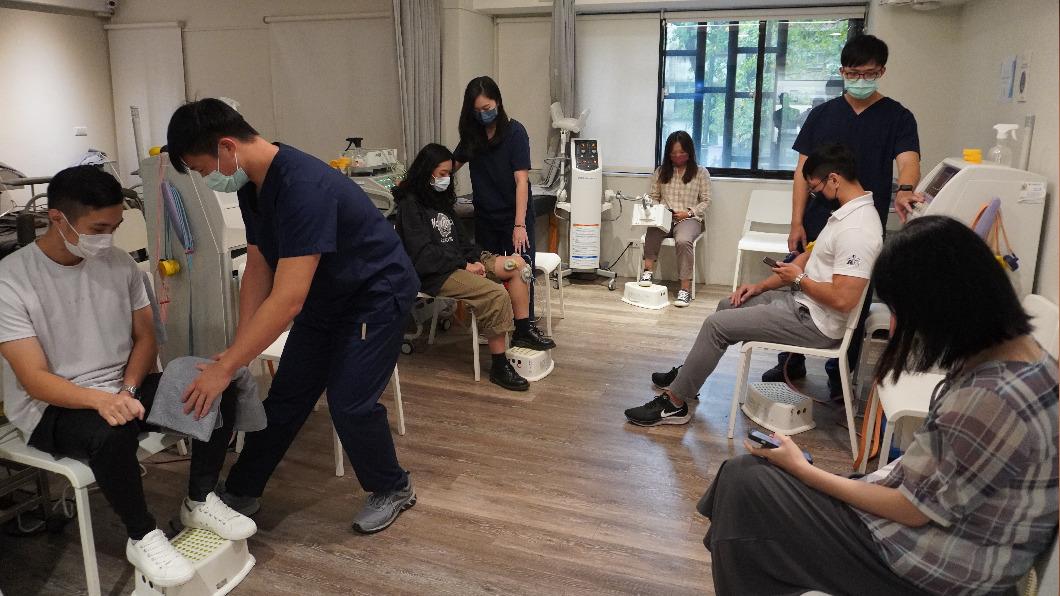 復健區多為肩頸腰背、膝痛患者。(圖/適康復健診所提供)
