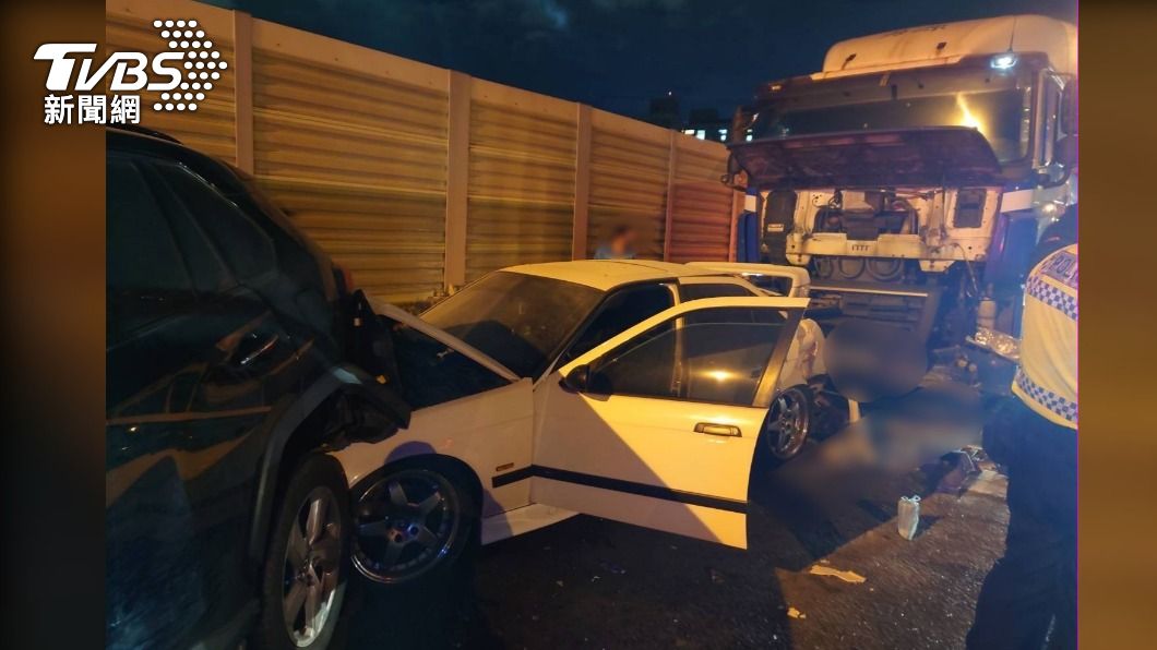 台65事故!槽化車駕駛疑恍神 追撞3輛轎車起火釀3傷