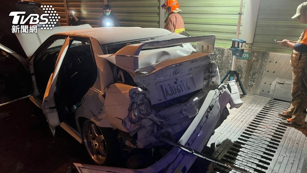 小轎車遭追撞後車尾起火燃燒，警消人員到場灌救。（圖／TVBS）