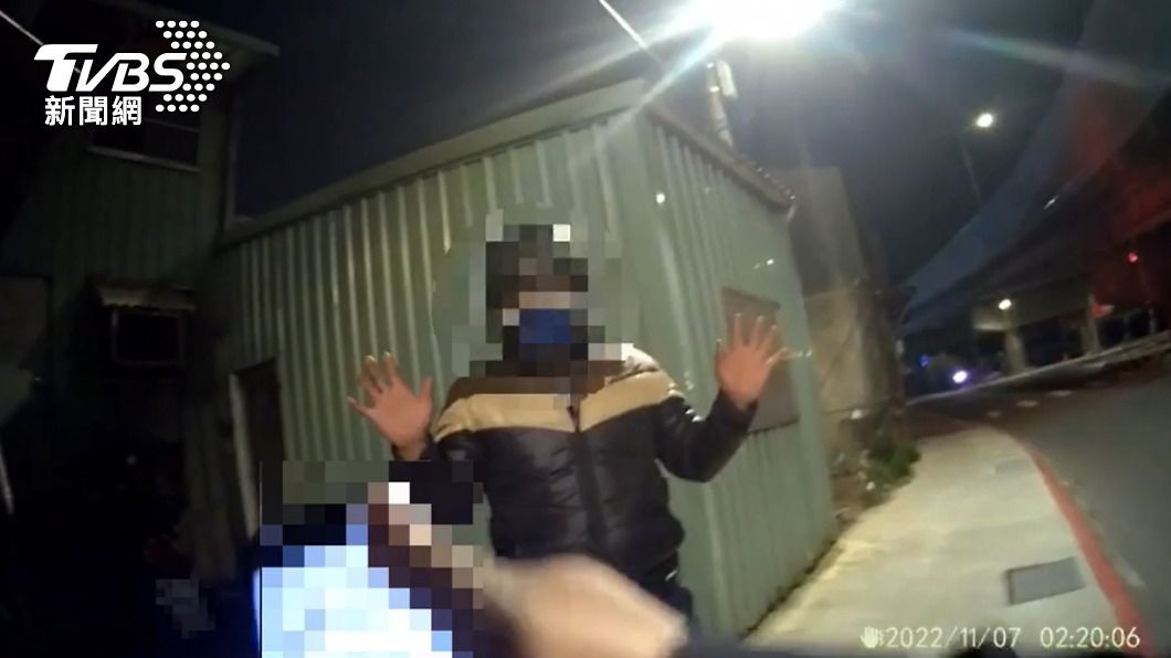 深夜偷車牌被活逮!竊賊辯:跟朋友惡作劇 車主現身秒打臉