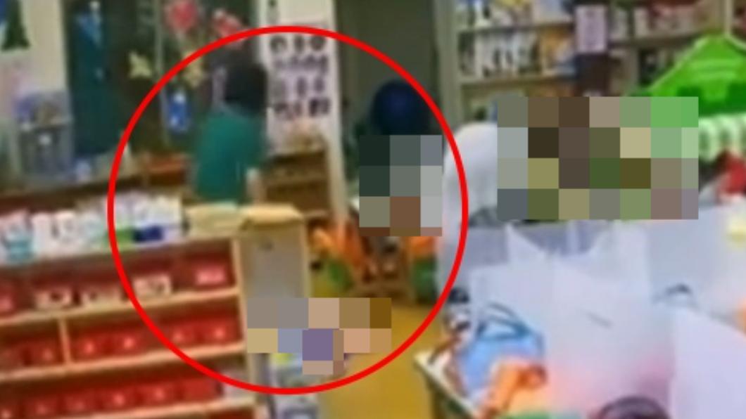 女童倒在地上。(圖/Facebook我是南港人)