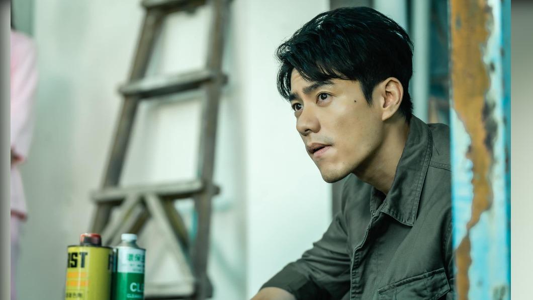 李程彬在《她和她的她》一人分飾兩角。(圖/Netflix提供)