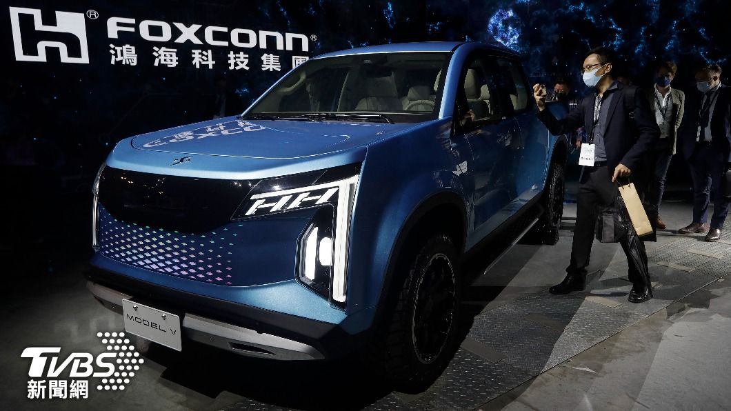 鴻海拼轉型、也推出自家電動車車款。(圖/達志影像美聯社)