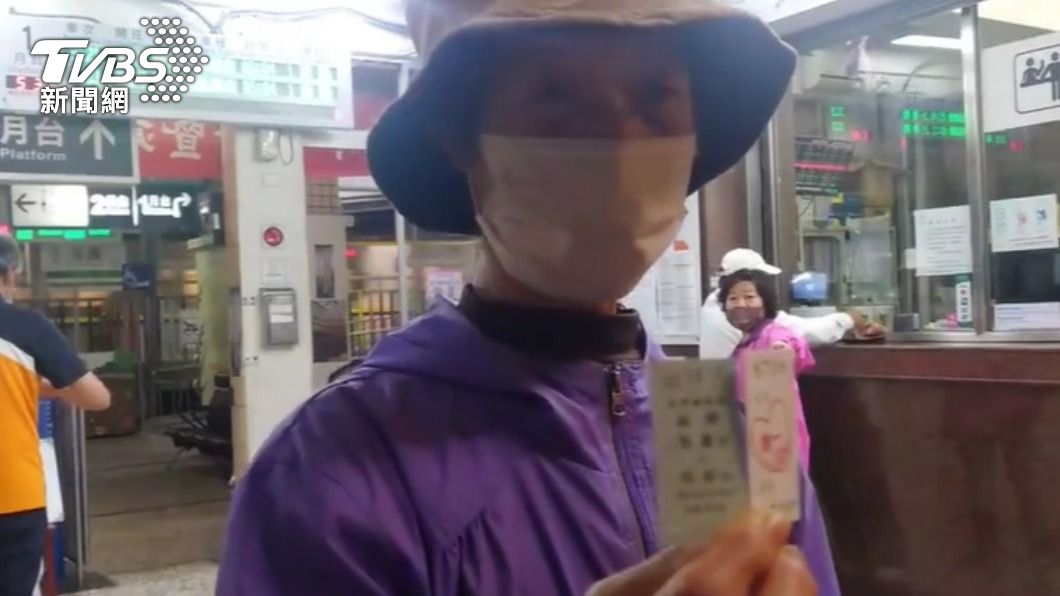 婦人為了給兒女驚喜，從宜蘭南下。（圖／TVBS）
