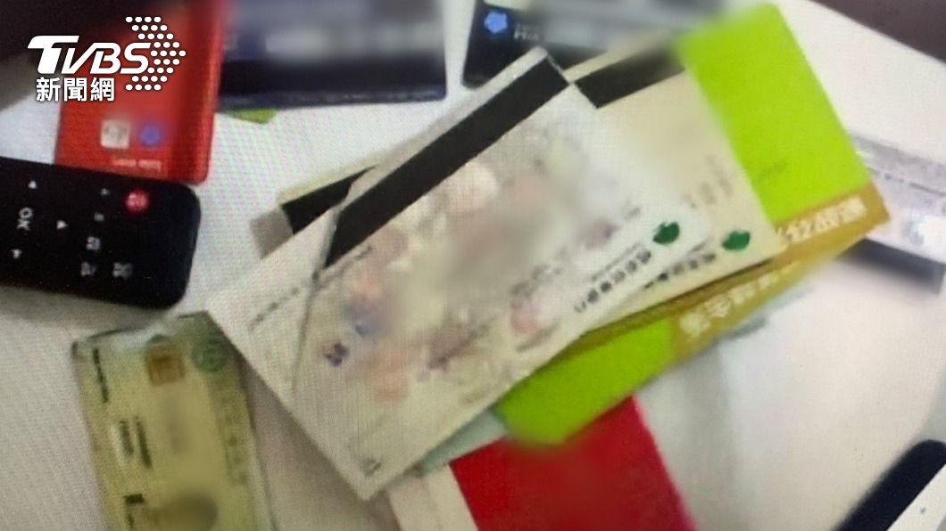 警方查扣多本存摺。(圖/TVBS)