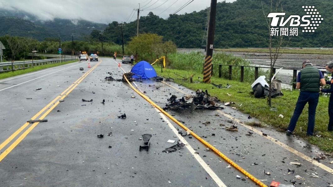 駕駛拋飛車外腦漿外溢、身體變形慘死。(圖/TVBS)