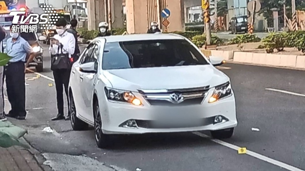 被開槍的其中一台白車。(圖/TVBS)