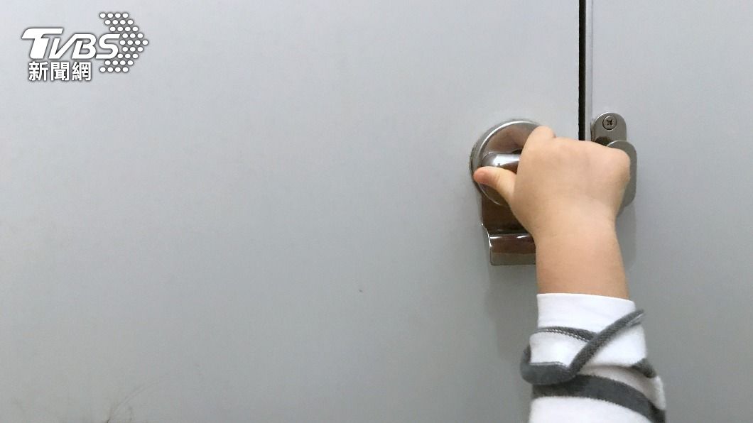 女童沒有遭受身體虐待或營養不良的跡象，不過卻無法自行在不平坦的地面上行走。（示意圖／shutterstock 達志影像）
