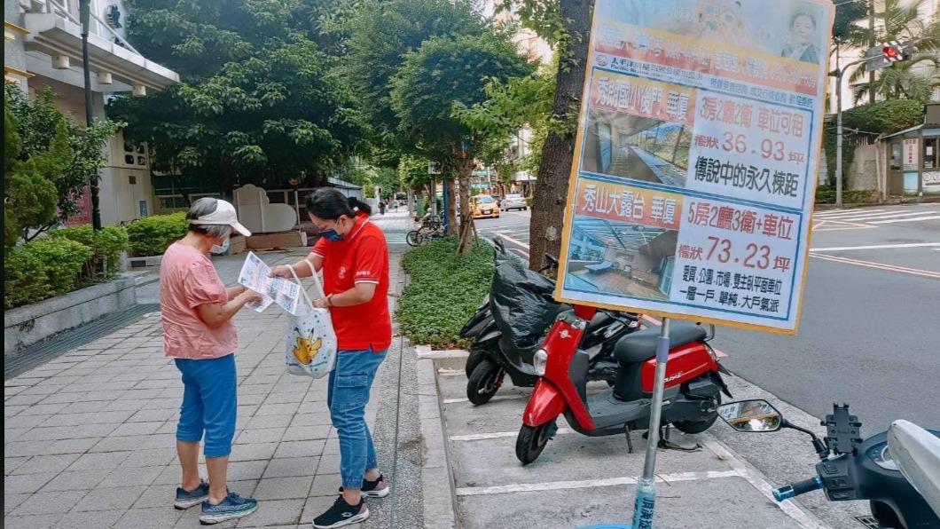 傅天穎放下身段在街頭發傳單。(圖/翻攝自傅天穎臉書)