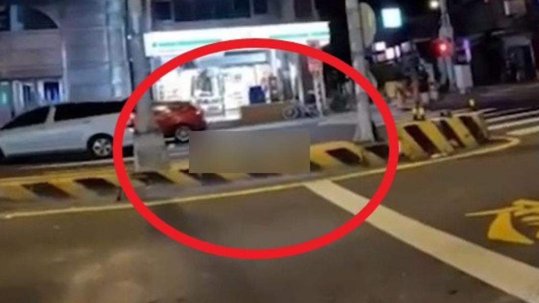 女子倒臥在內側車道。（圖／翻攝自記者爆料網）