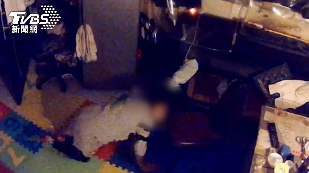 深夜跪爬闖獨居翁家行竊!婦見警上門傻眼 突喊「老公」