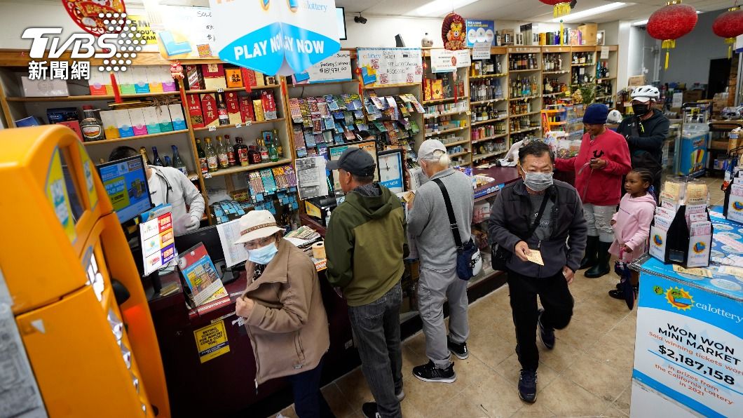 一家美國商店中,客人正在排隊購買樂透。(圖/達志影像美聯社)