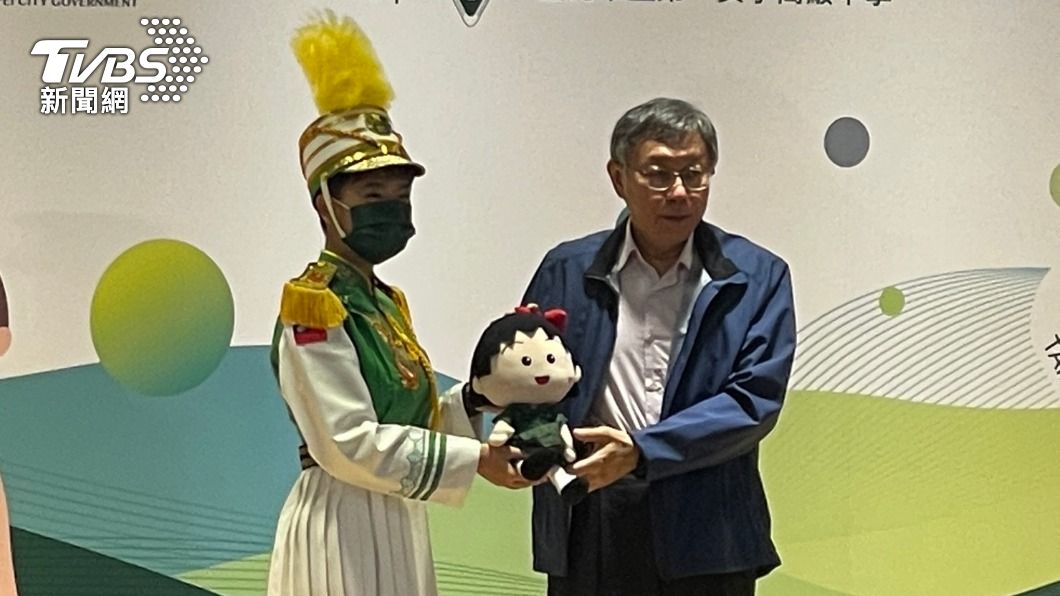 北一女將戴上櫻桃小丸子娃娃，展現青春活力。（圖／王翊綺攝）
