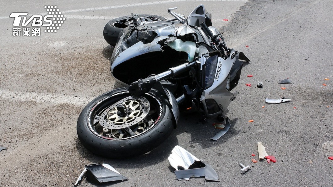 救護車駕駛一抵達車禍現場立馬認出機車車號就是自己兒子的車。（示意圖／shutterstock達志影像）