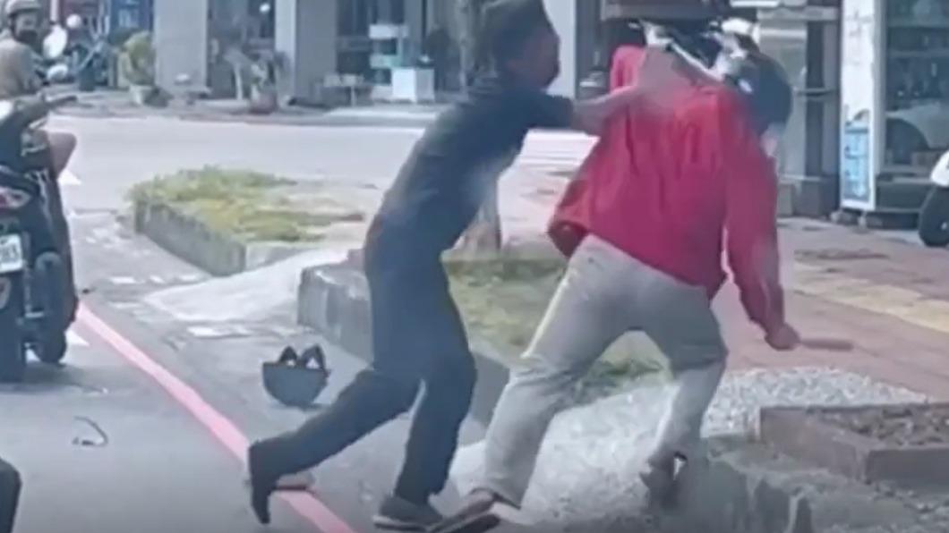 林男起身後推倒呂男。(圖/翻攝自社會事影音)