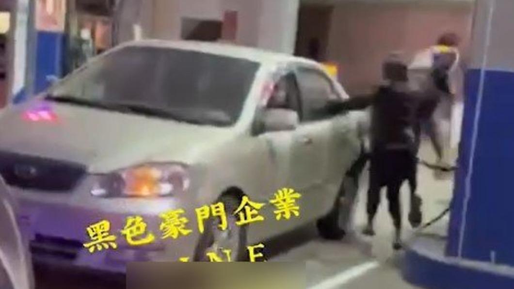 少年嚇得往外逃跑。（圖／翻攝自黑色豪門企業）