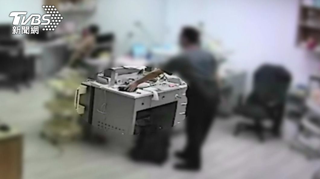 竊賊四處閒晃偷竊。（圖／TVBS）