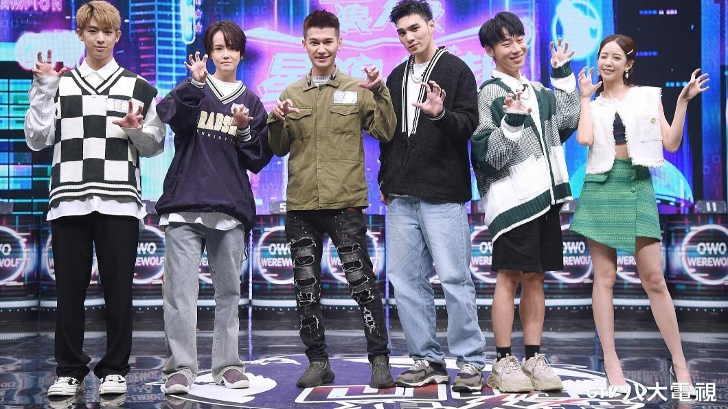 林亭翰（左起）、孟耿希、艾倫、黃偉晉、賴晏駒和荳荳進棚錄影。（圖／八大提供）